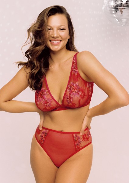 Model wearing Maasai Curvy Tall Longline Bralette in Mystic Red